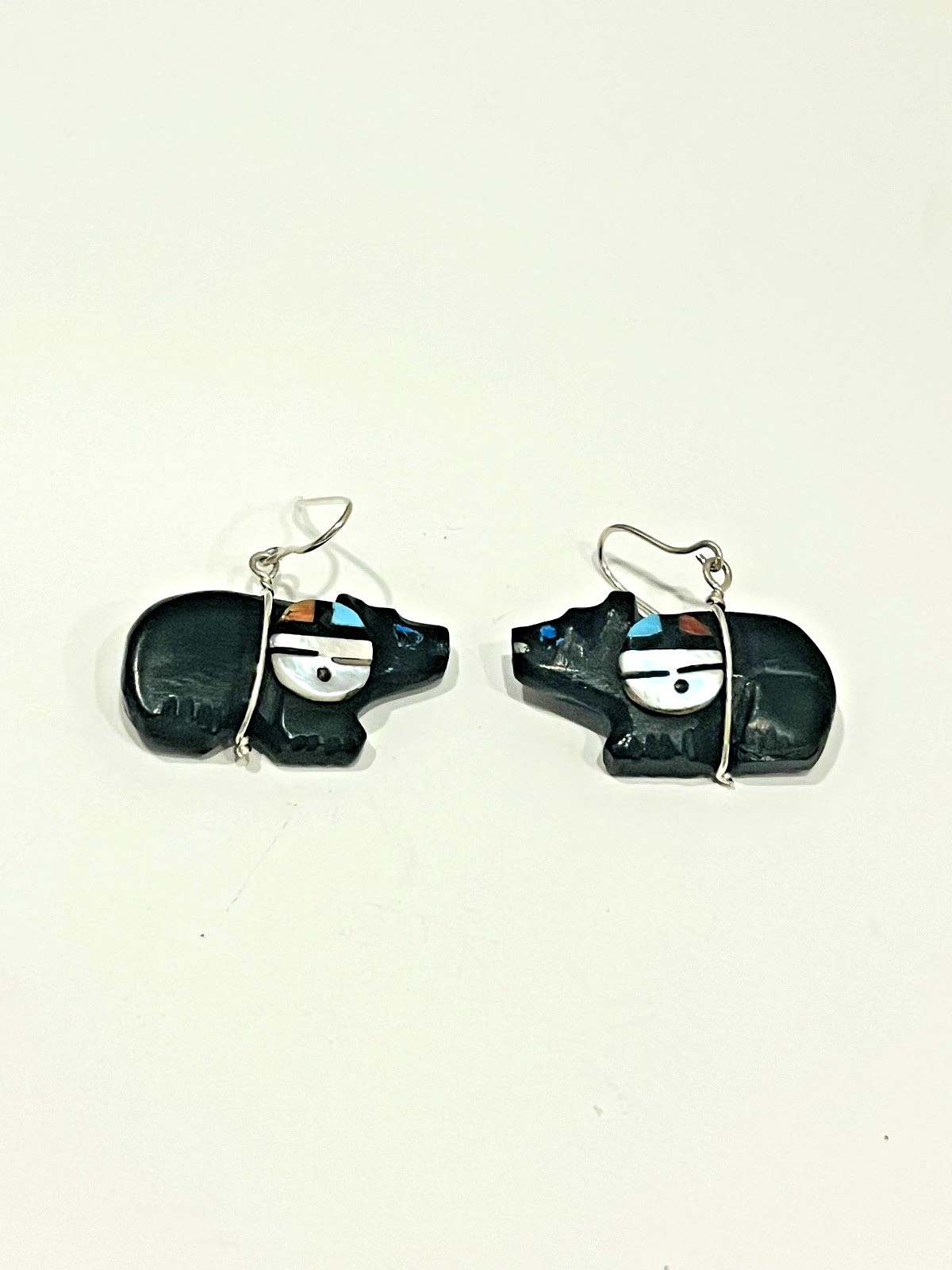 CHARMING VINTAGE BEAR SHAPED ZUNI INDIAN JET FETISH EARRINGS WITH SUN FACE INLAY