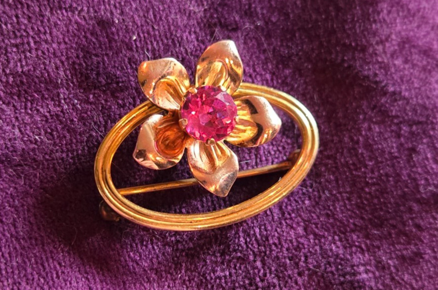 VINTAGE Dainty VANDELL BROOCH 1/20 12K GOLD FILLED FLOWER AND PINK TOPAZ VINTAGE Dainty VANDELL BROOCH 1/20 12K GOLD FILLED FLOWER AND PINK TOPAZ
