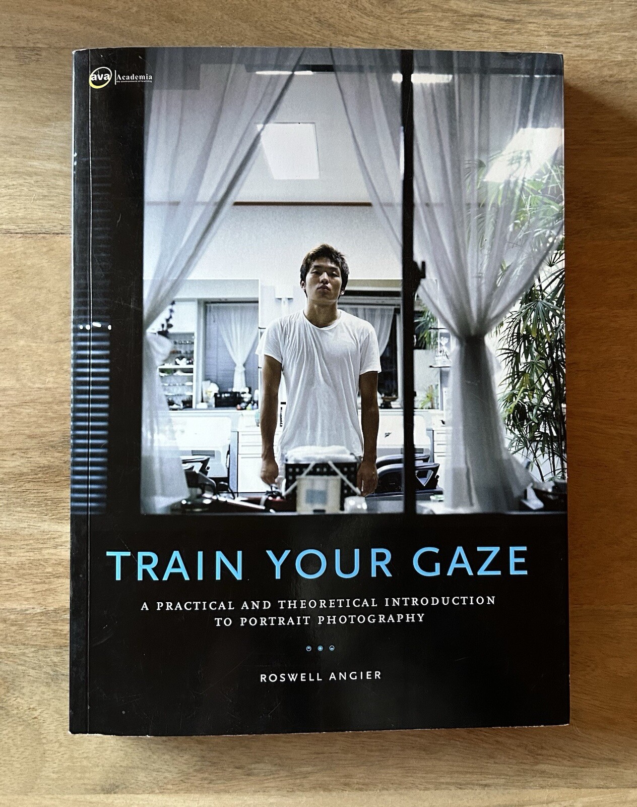 Train Your Gaze: Practical And Theoretical Introduction To Portrait Photography