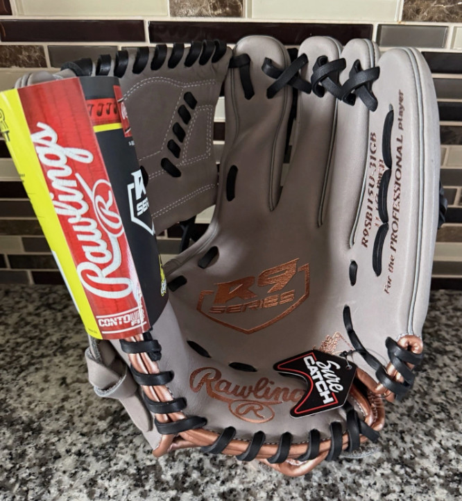RAWLINGS R9 SERIES 11.5-INCH CONTOUR FIT FASTPITCH GLOVE, RHT - R9SB115U-31GB