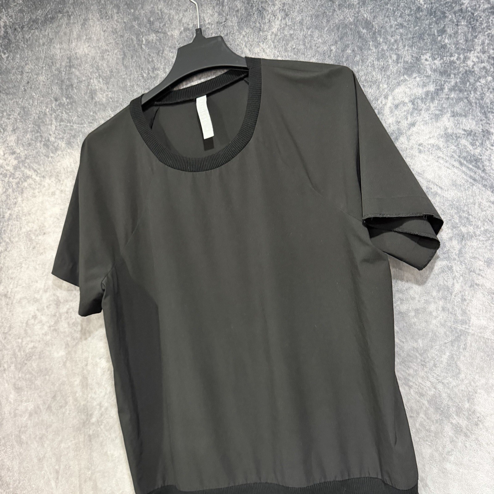 Athleta Zephyr Featherweight Tee Women’s Medium Black Ribbed Hem Crew Neck