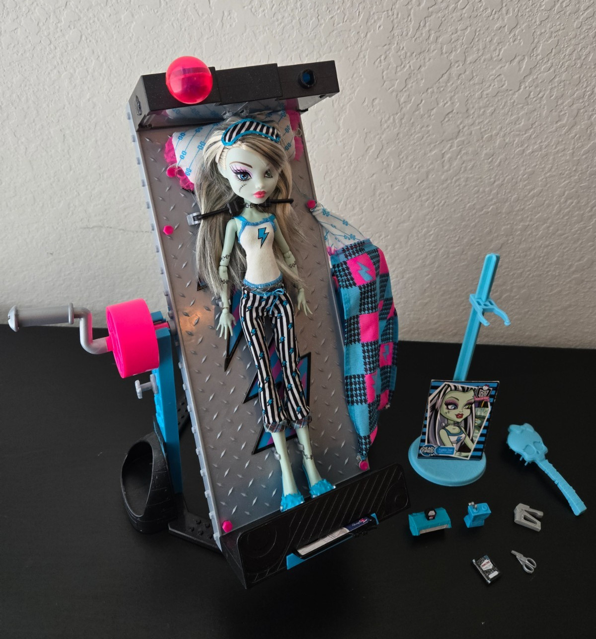 Monster High Frankie Stein Mirror Bed Playset and G1 Dead Tired Doll