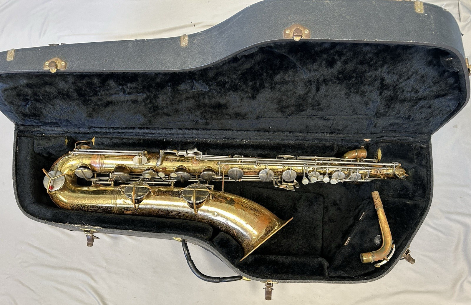 VINTAGE CONN 12M ELKHART IND. U.S.A. BARITONE BARI SAXOPHONE + MPIECE + CASE