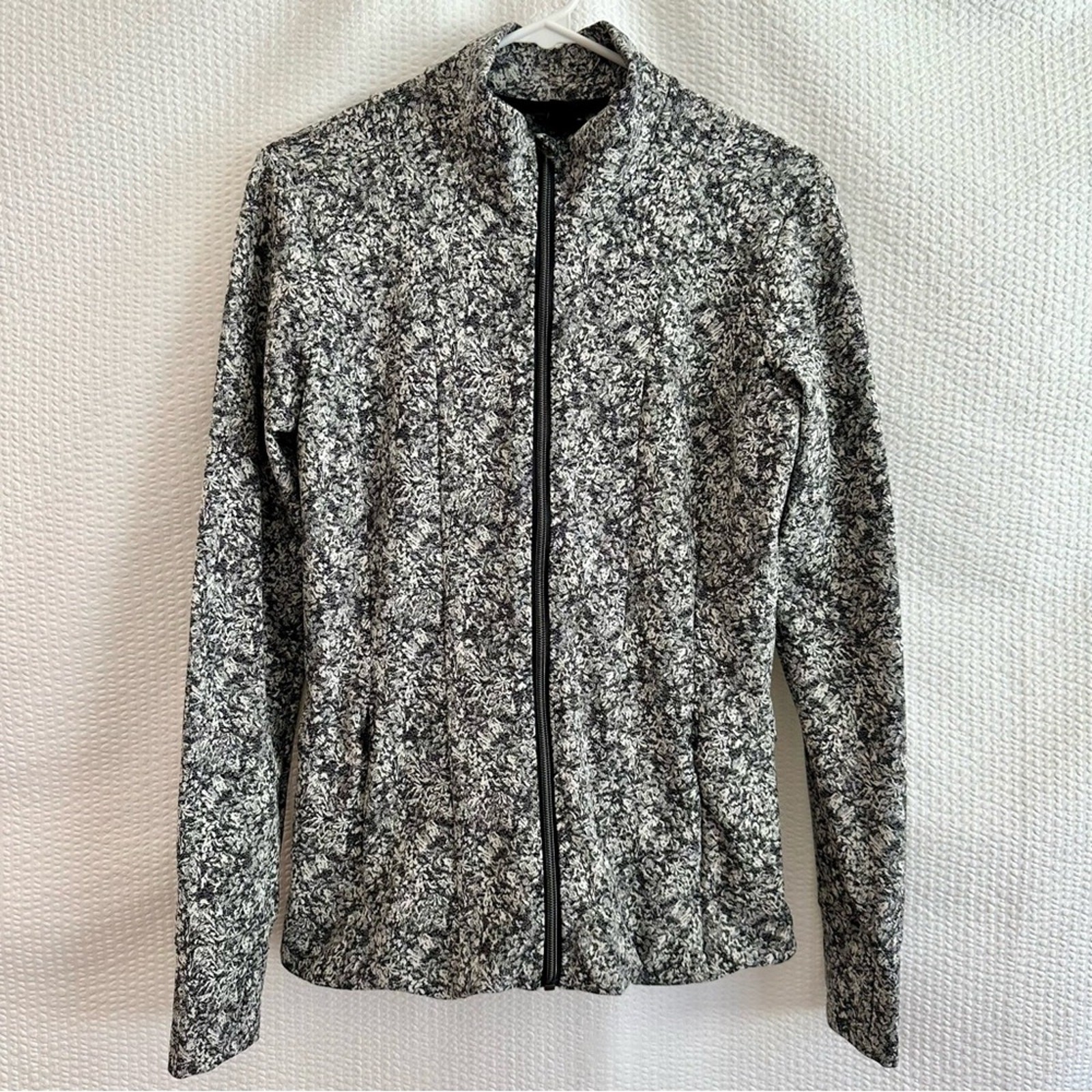 Athleta Shanti Salutation Black Cream Full Zip Jacket Size Medium Yoga Running