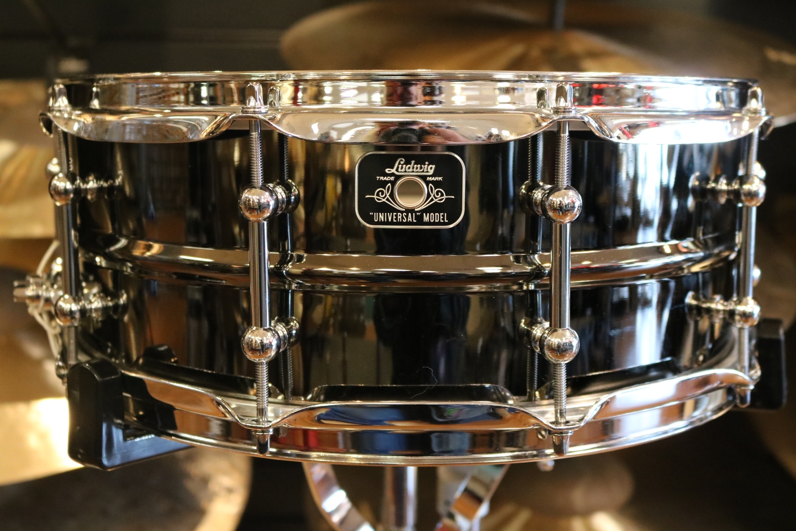 Ludwig 5.5X14 Universal Brass Snare Drum With Triple Flanged Chrome Hoops