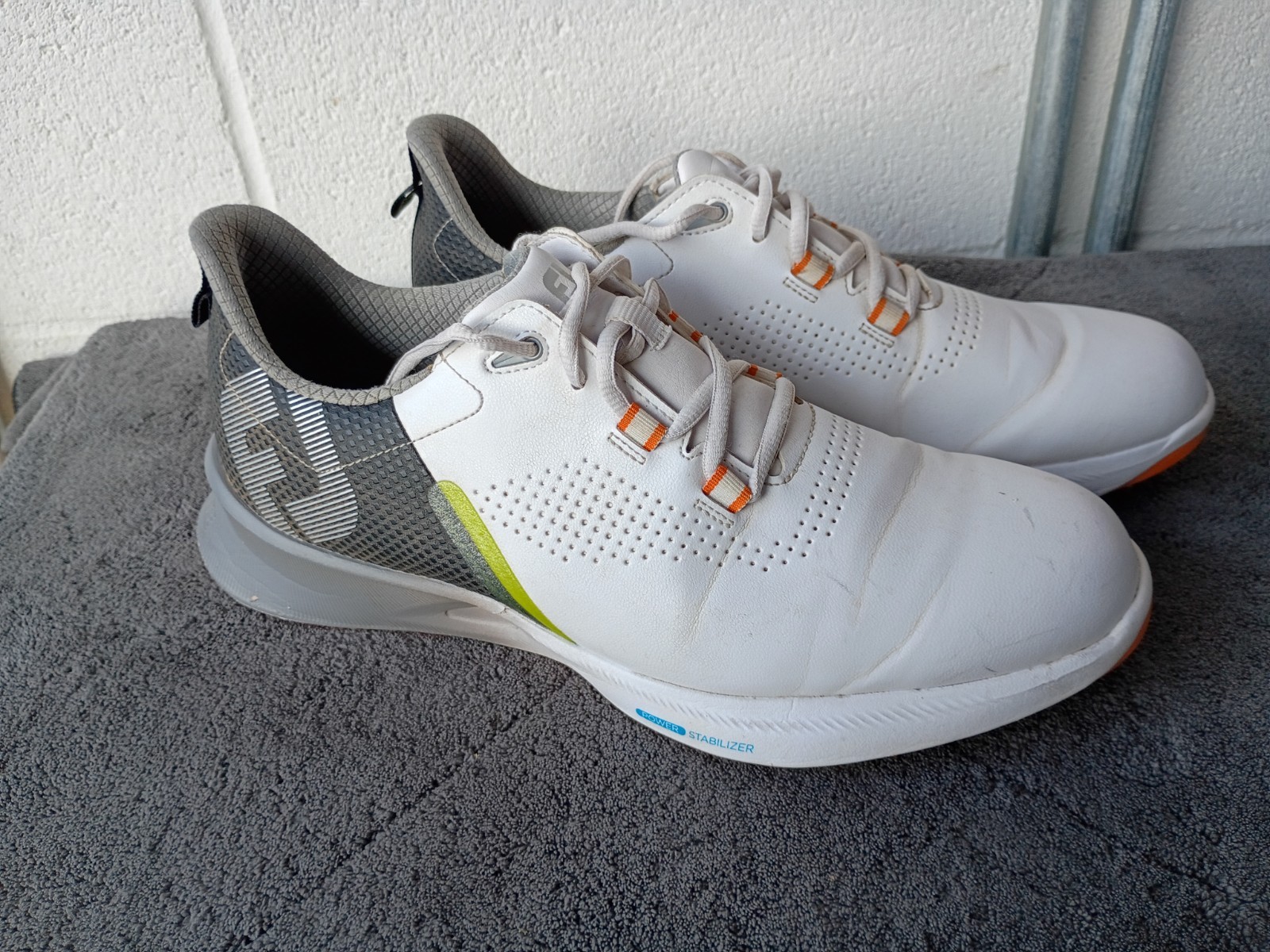 Foot Joy Men\'s 10- M Fuel Stratolite Cleat-less Golf Shoes 55443 White/Gray Foot Joy Men\'s 10- M Fuel Stratolite Cleat-less Golf Shoes 55443 White/Gray