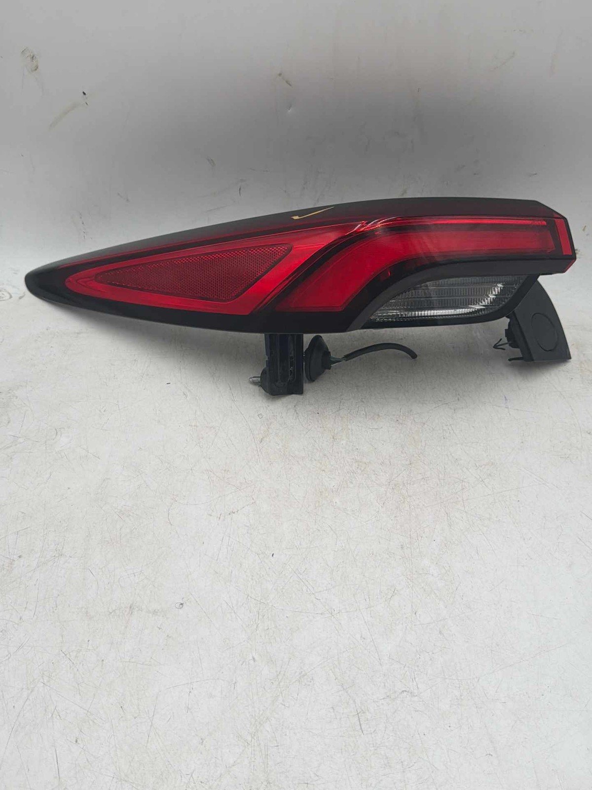 LH 24-26 BUICK ENVISTA LEFT DRIVER REAR OUTER TAILLIGHT TAIL LAMP 42878935 OEM