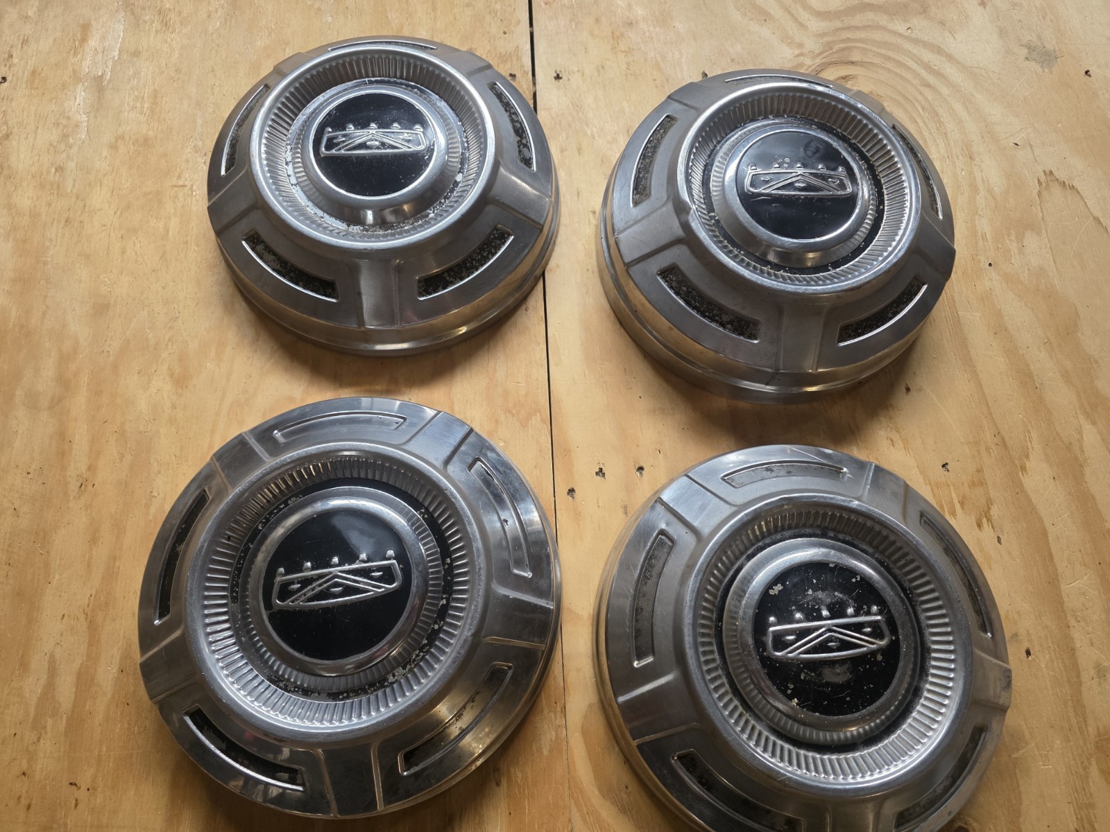 (4) FOUR 67-77 FORD TRUCK DOG DISH HUBCAPS F250 STAINLESS 12 (4) FOUR 67-77 FORD TRUCK DOG DISH HUBCAPS F250 STAINLESS 12
