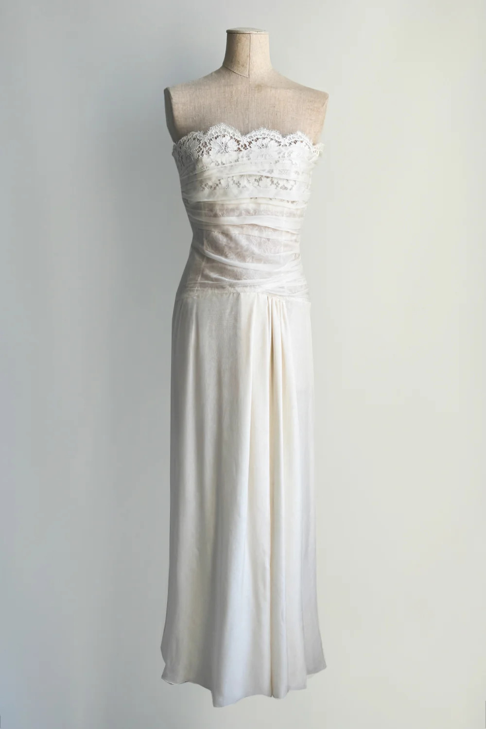 Valentino Garavani 2009 Vintage Ivory Silk Lace Strapless Gown US 0-2
