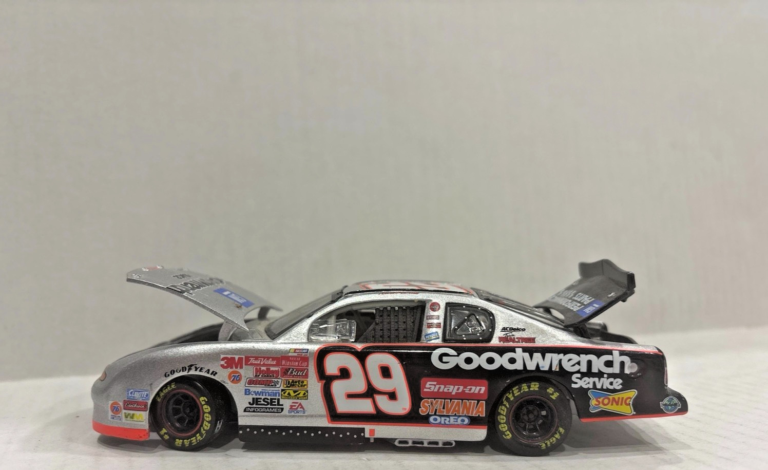2002 Action Kevin Harvick #29 GM Goodwrench 1:24 Diecast 