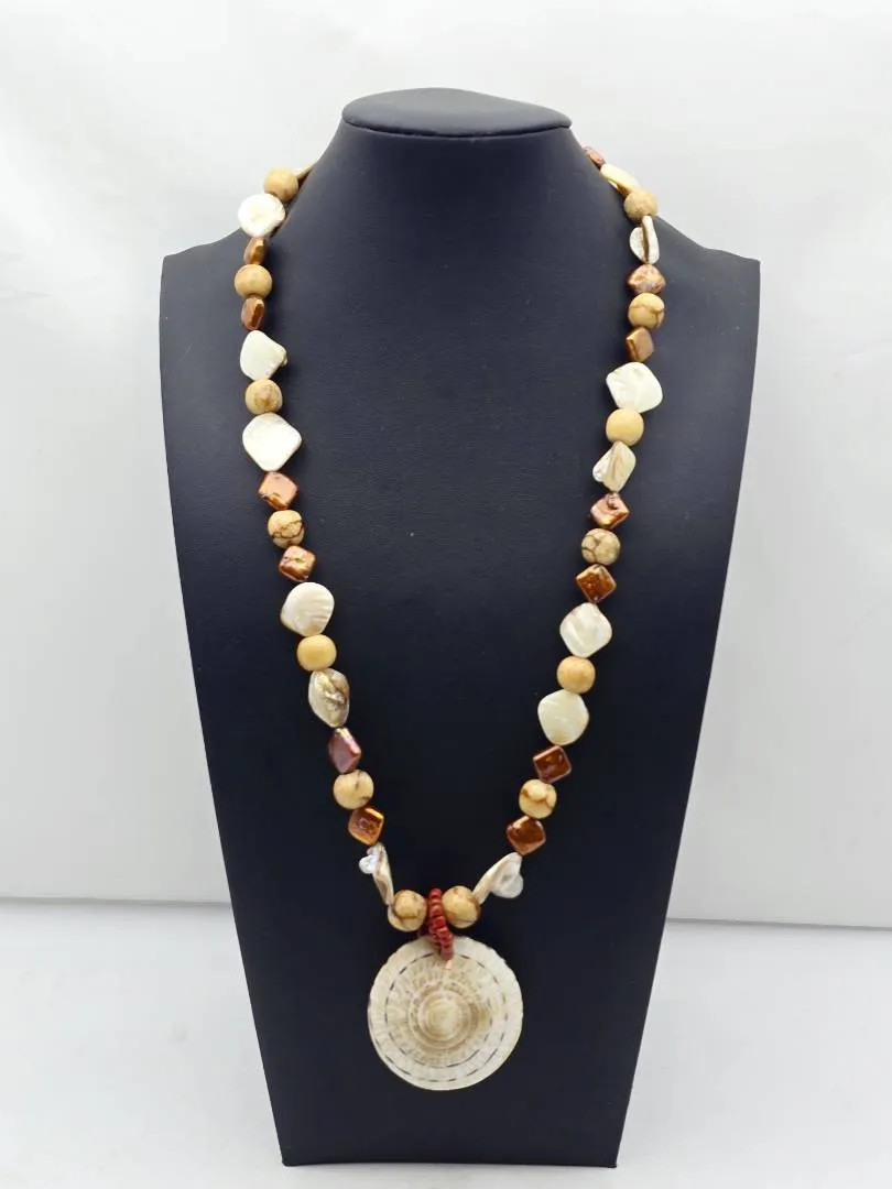 Vintage Lahaina Scrimshaw Mother of Pearl Spiral Cone Shell Necklace Maui Hawaii