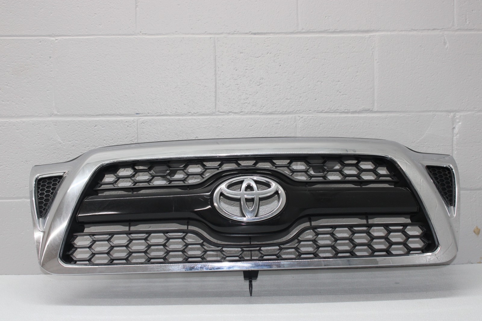 2005 2011 TOYOTA TACOMA FRONT UPPER GRILLE OEM