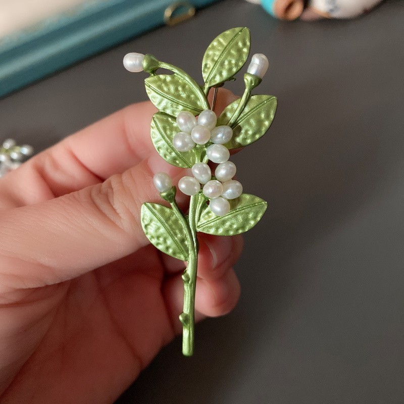 Vintage Flower Pearl Brooch Pin for Women Elegant Enamel Corsage Jewelry