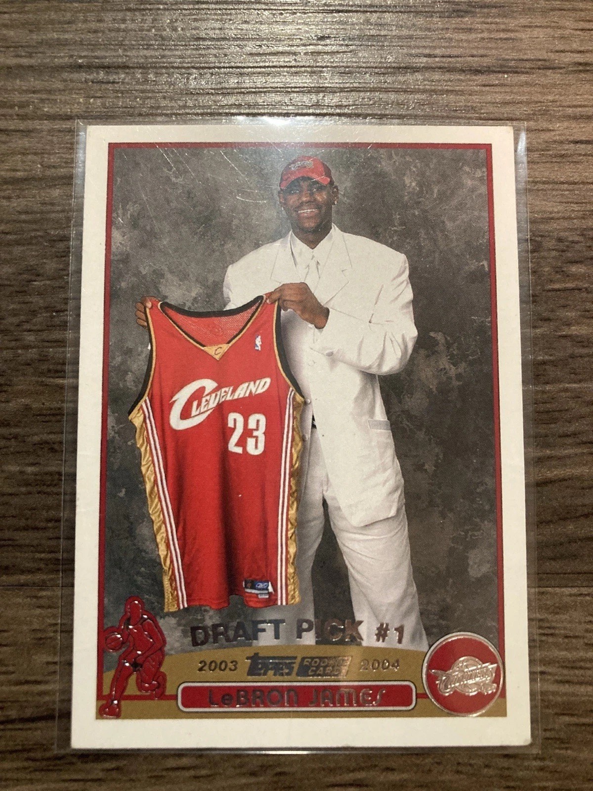 2003 Topps LeBron James RC #221 Draft Pick Holding Jersey Cavaliers 23 2003 Topps LeBron James RC #221 Draft Pick Holding Jersey Cavaliers 23