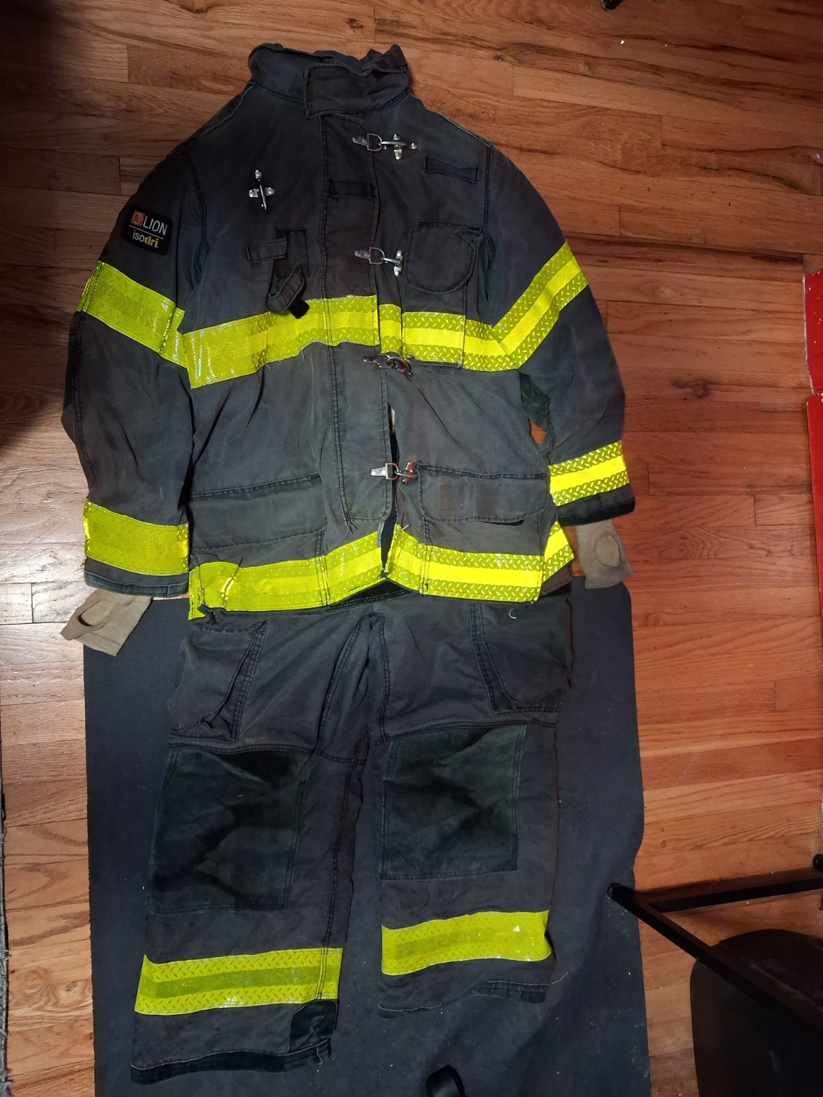 Lion Janesville Lion Turnout Gear Set 4635L Jacket & Pants 38R MFG 2013 & 2015 Lion Janesville Lion Turnout Gear Set 4635L Jacket & Pants 38R MFG 2013 & 2015
