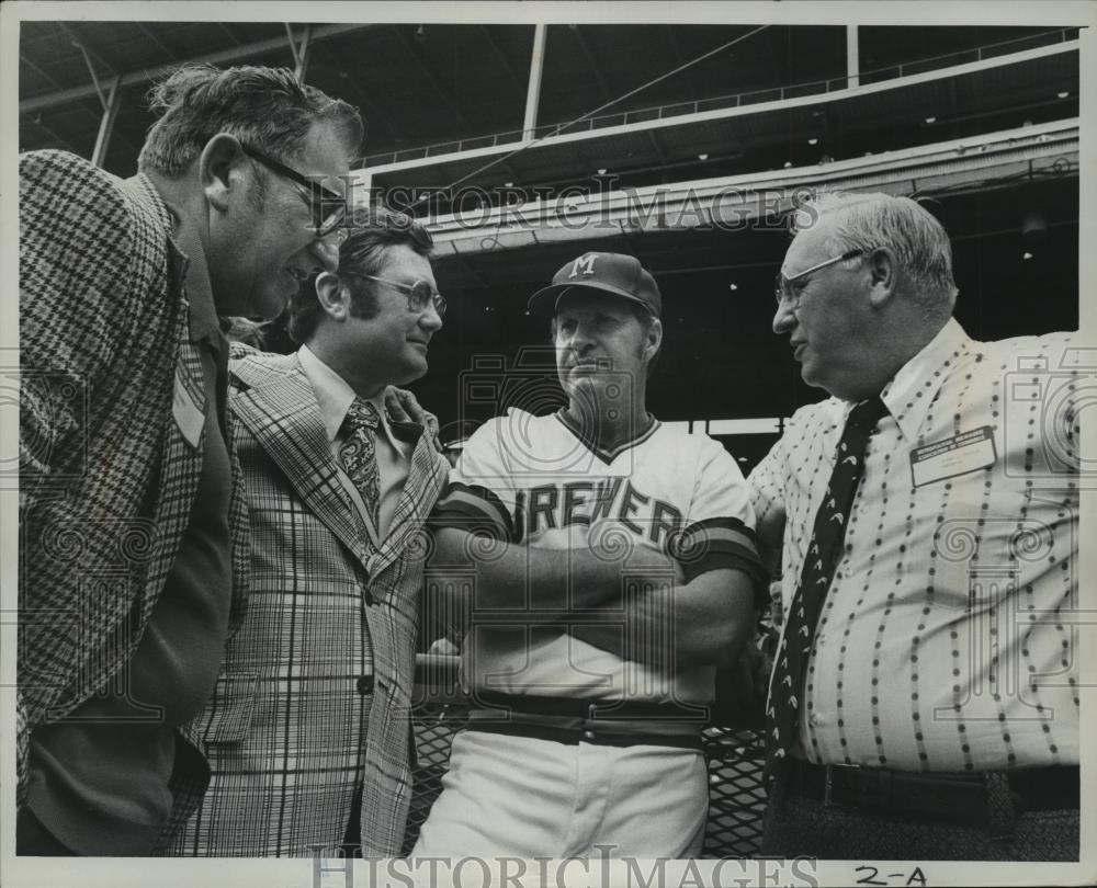 1974 Press Photo Brewers Manager Del Crandell with Chamber of Commerce officials