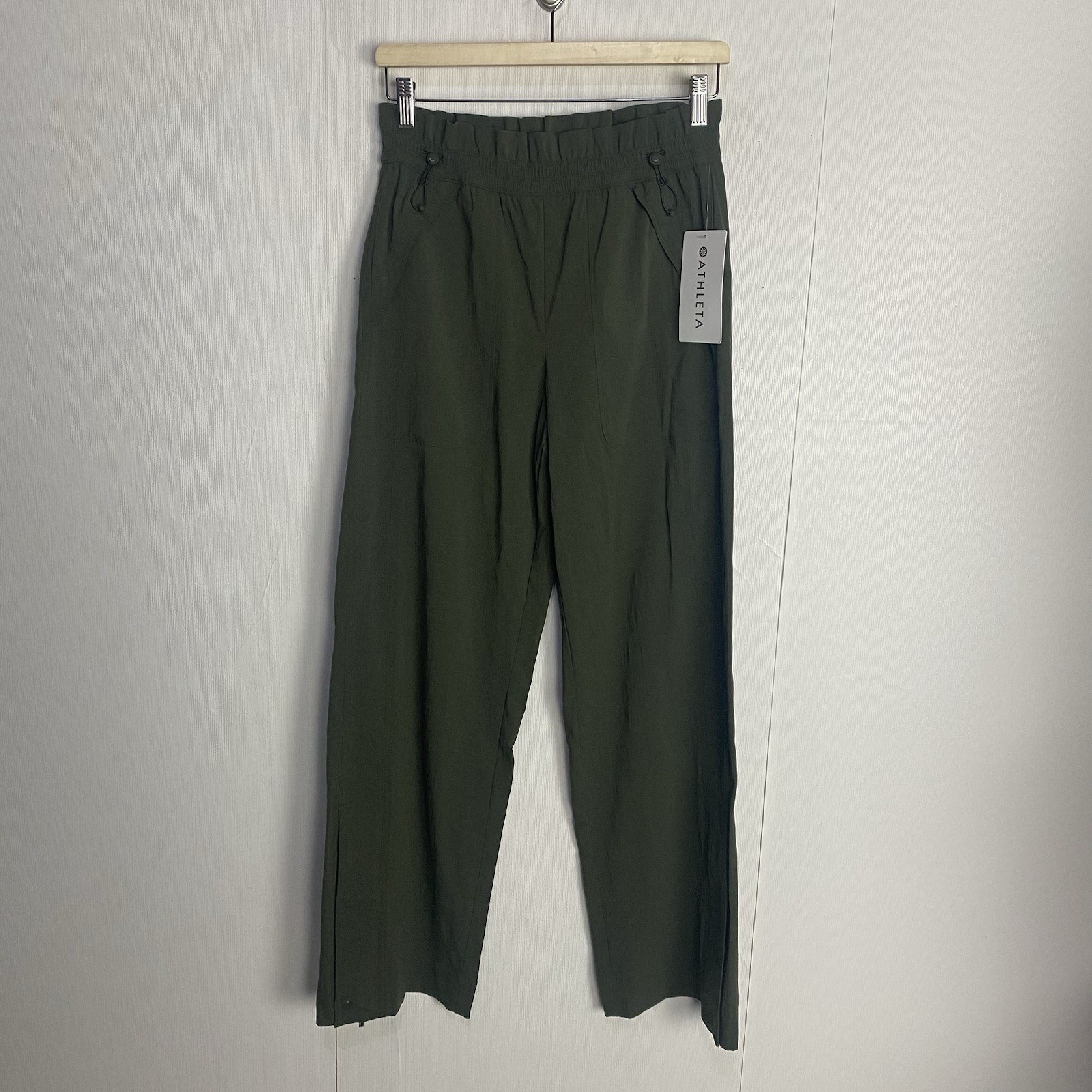 Athleta Trekkie Parachute High Rise NWT Olive Pants With Pockets Size 4.