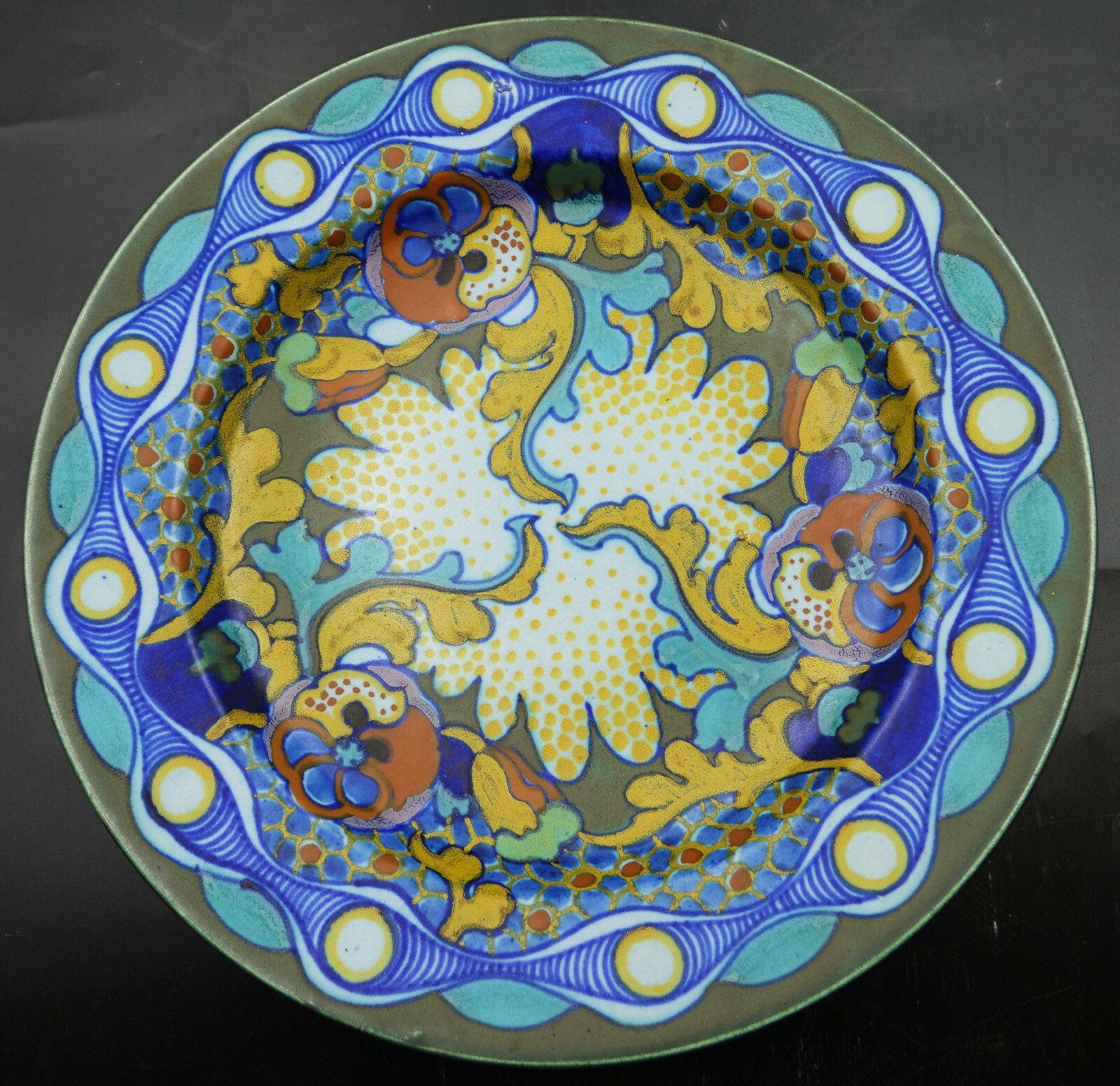 Gouda Zuid-Holland Floral Design Plate in the Corona Decor ca. 1925