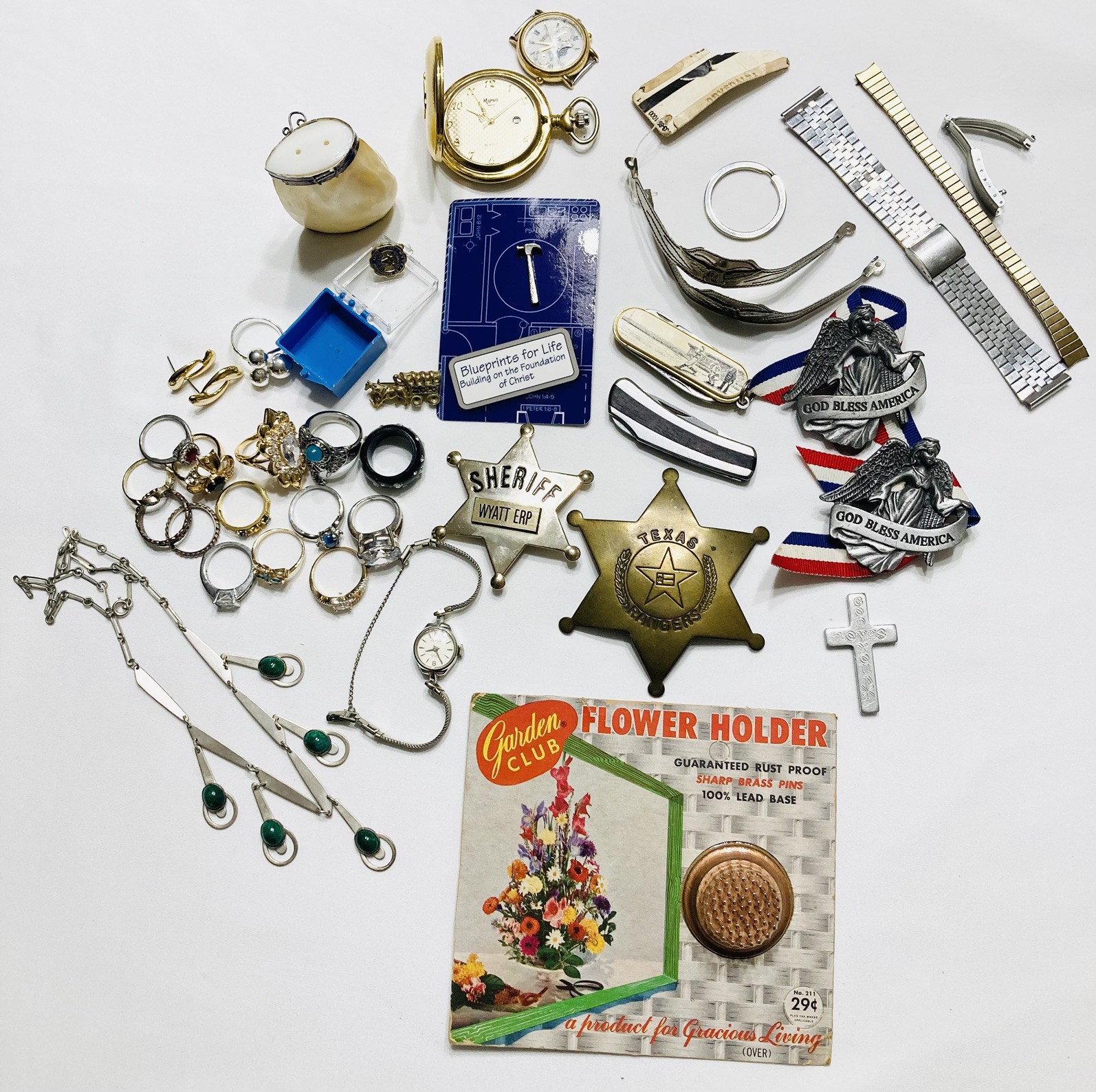 VINTAGE ESTATE JUNK DRAWER LOT~ KNIVES ~JEWELRY~ WATCHES ~ BADGES 