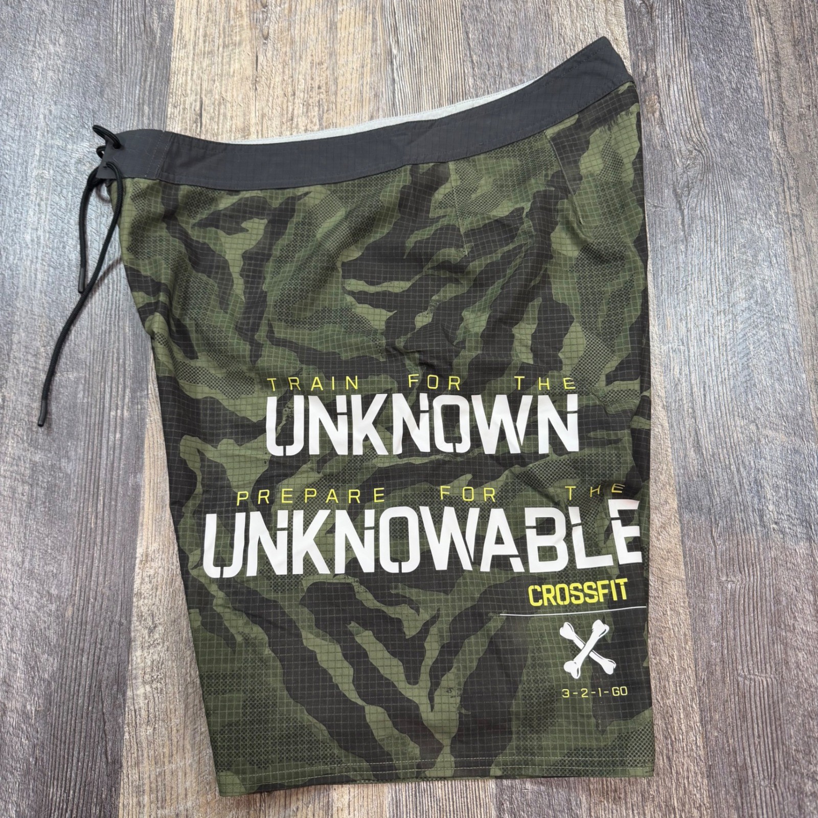 Reebok CrossFit Shorts Mens 34 Green Camo Train For The Unknown Gym 2016 Rare