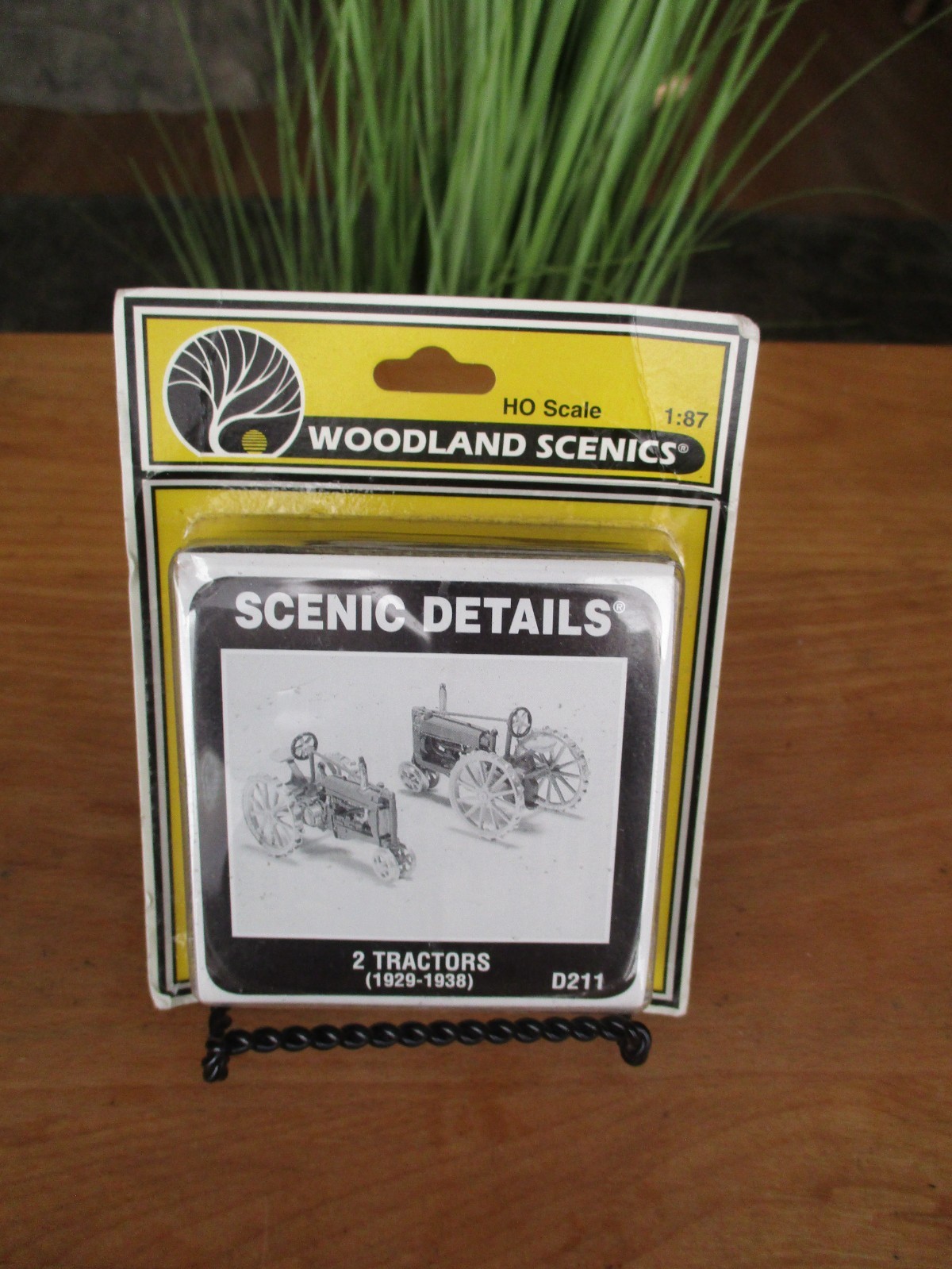 Woodland Scenics Scenic Details 2 John Deere Tractors Kit D211 HO Scale