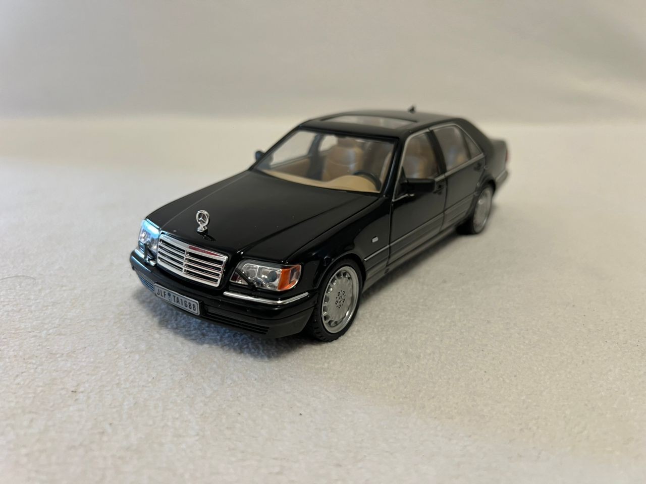 1:24 Mercedes Benz W140 320SEL High Simulation Diecast Car Model Collectible Toy