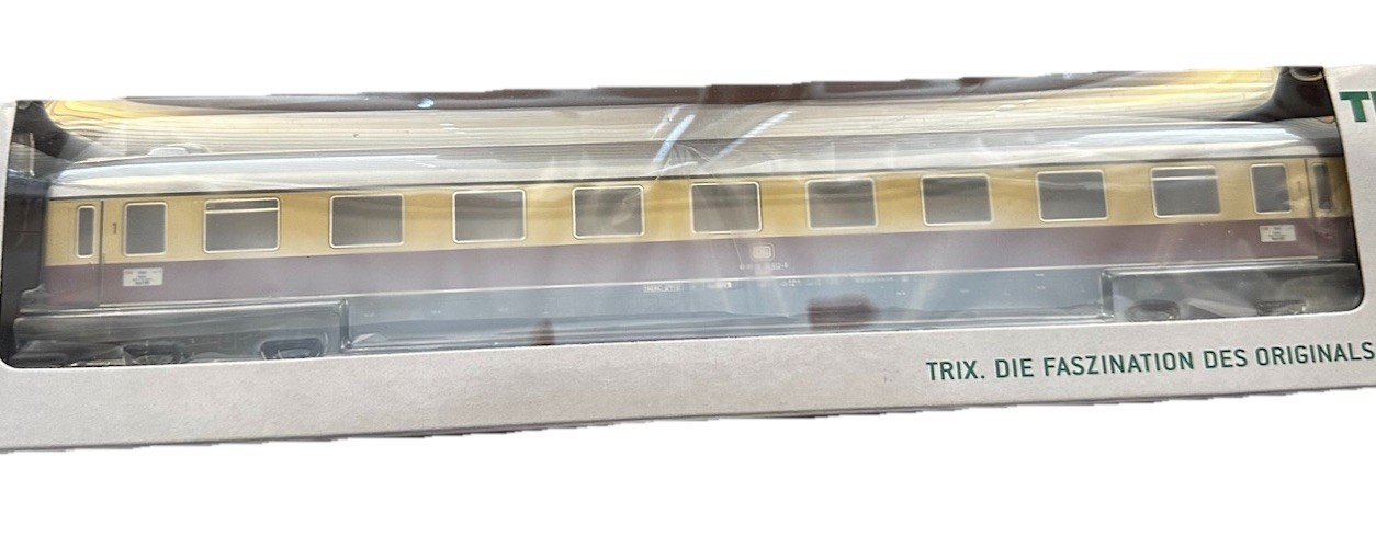 TRIX HO Epoche IV 23477-01 Compartment Coach With Rounded Rood NEW