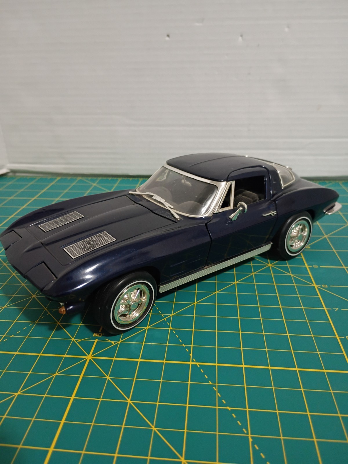 ERTL Chevrolet Corvette Stingray 1963 1:18 scale American Muscle diecast car