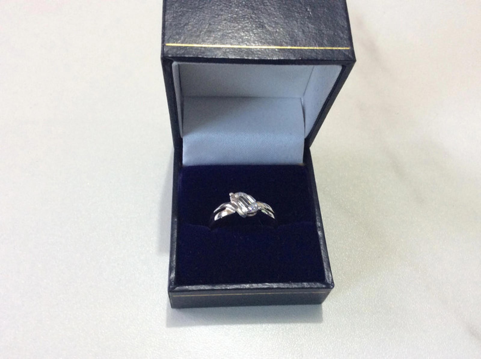 9Ct white gold 2.3g ring size N