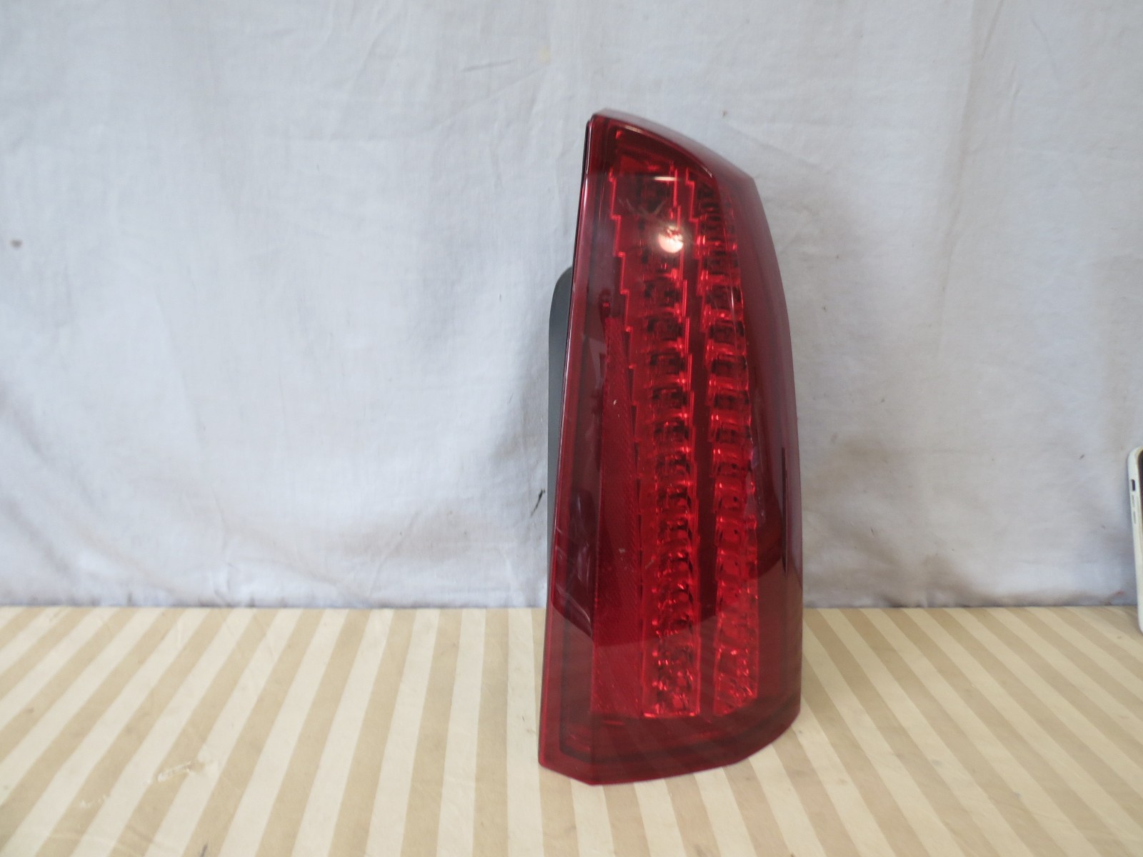 05 06 07 Cadillac STS OUTER CORNER QTR MTD Tail Light Lamp Right PASSENGER OEM 05 06 07 Cadillac STS OUTER CORNER QTR MTD Tail Light Lamp Right PASSENGER OEM