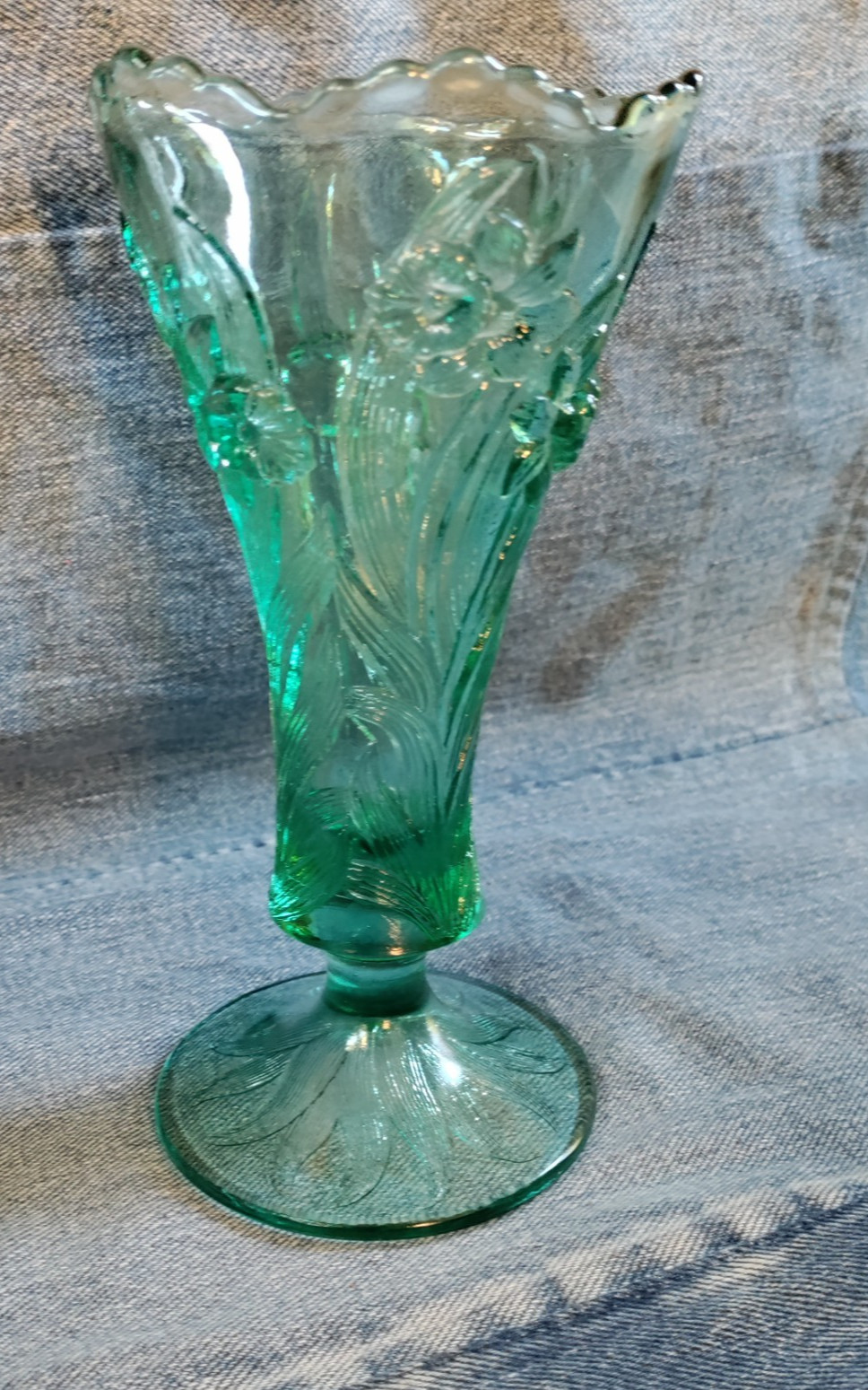 Vintage Fenton Art Glass Vase Daffodil Pattern Sea Mist Green Vintage Fenton Art Glass Vase Daffodil Pattern Sea Mist Green