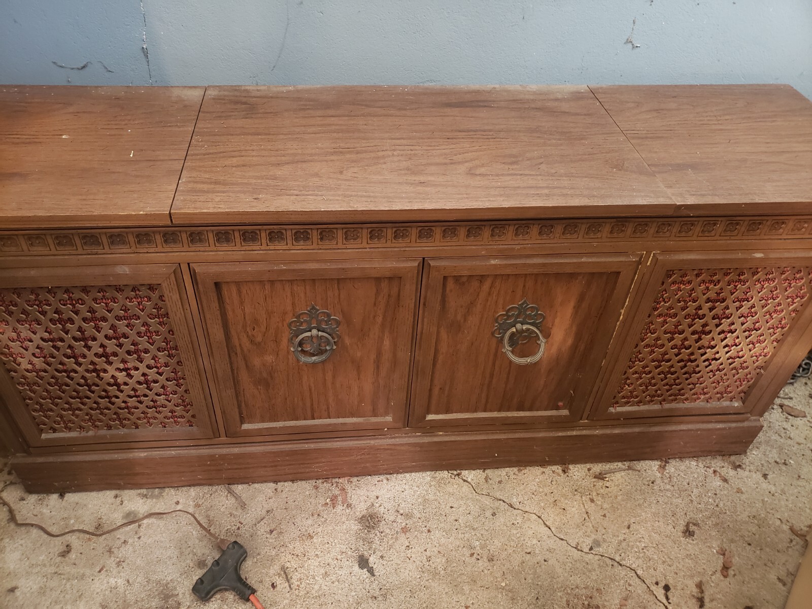 Vintage capehart console model 6001 only radio works. LOCAL PICKUP.