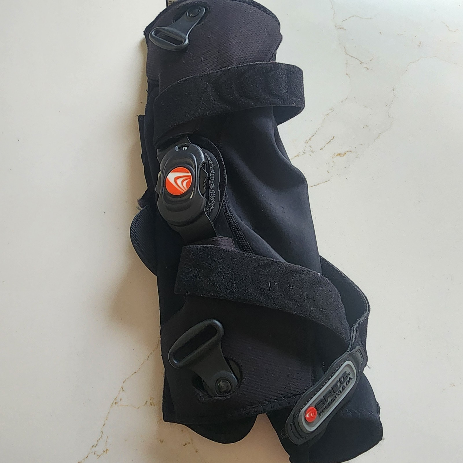 Breg Freestyle Knee Brace Right Leg Medium Breg Freestyle Knee Brace Right Leg Medium