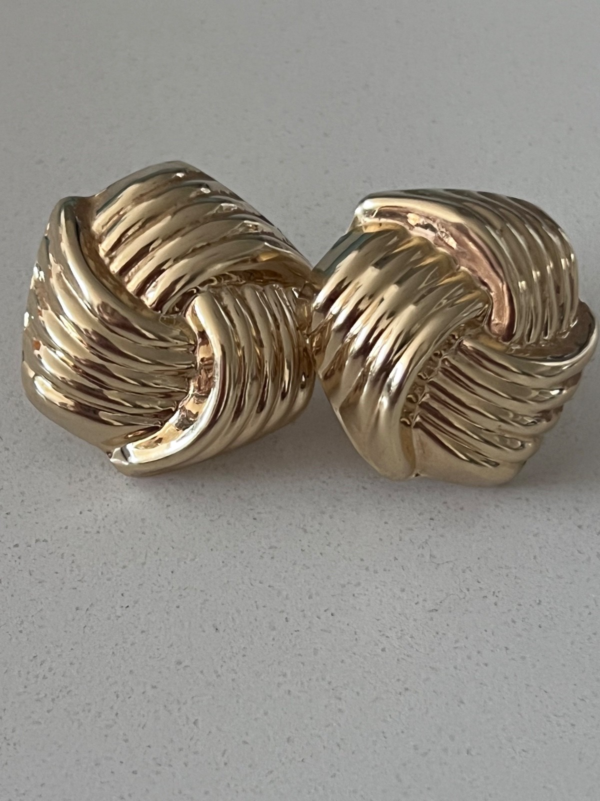 14K Yellow Gold Italian Ribbed Knot Earrings- Beautiful Vintage Hollow Statement 14K Yellow Gold Italian Ribbed Knot Earrings- Beautiful Vintage Hollow Statement