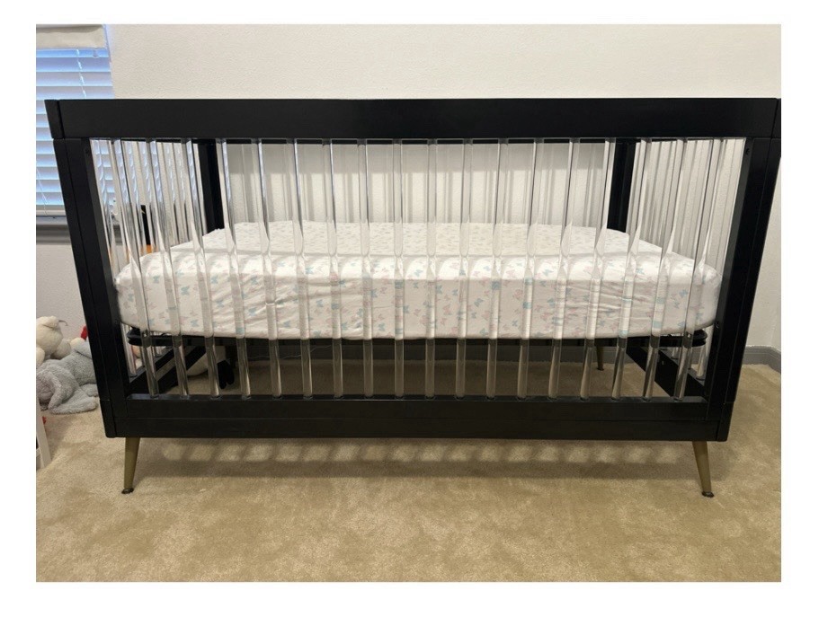 ✨ Delta Children Sloane 4-in-1 Acrylic Convertible Crib✨
