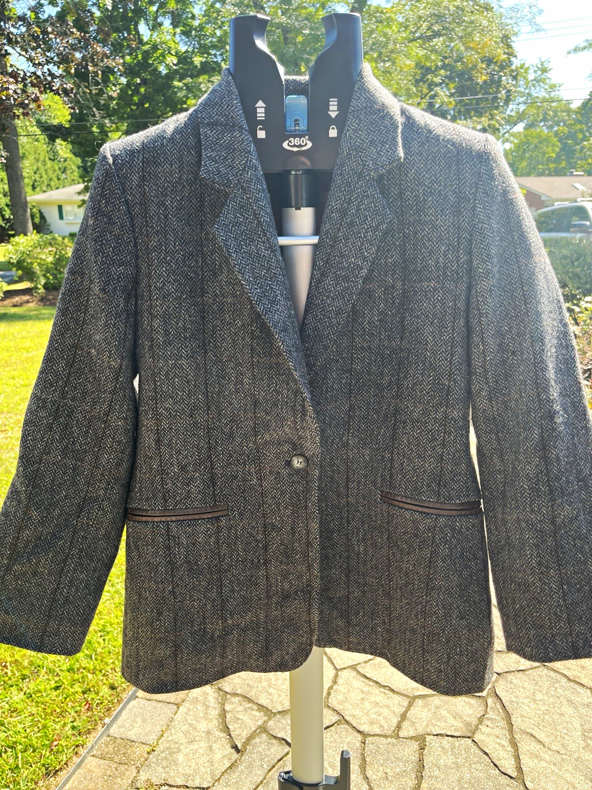 Vintage Harvé Benard Gray Herringbone Tweed Wool Blazer Jacket Petites PM Lined Vintage Harvé Benard Gray Herringbone Tweed Wool Blazer Jacket Petites PM Lined