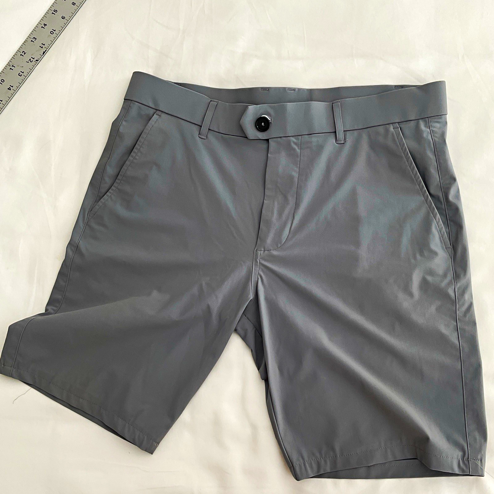 GREYSON Men\'s Gray Solid Flat Front Button Closure Shorts With Pockets GREYSON Men\'s Gray Solid Flat Front Button Closure Shorts With Pockets