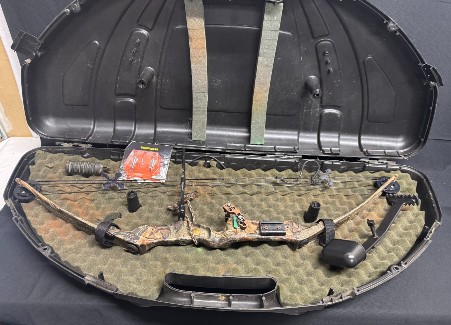 Camo - Bear Expedition - Compound Bow w/Flambeau Hard Case and Accessories