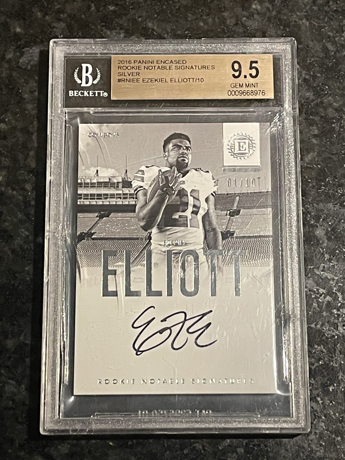 2016 Panini Encased Ezekiel Elliott (RC) Auto Notable Signatures /10 Silver 9.5