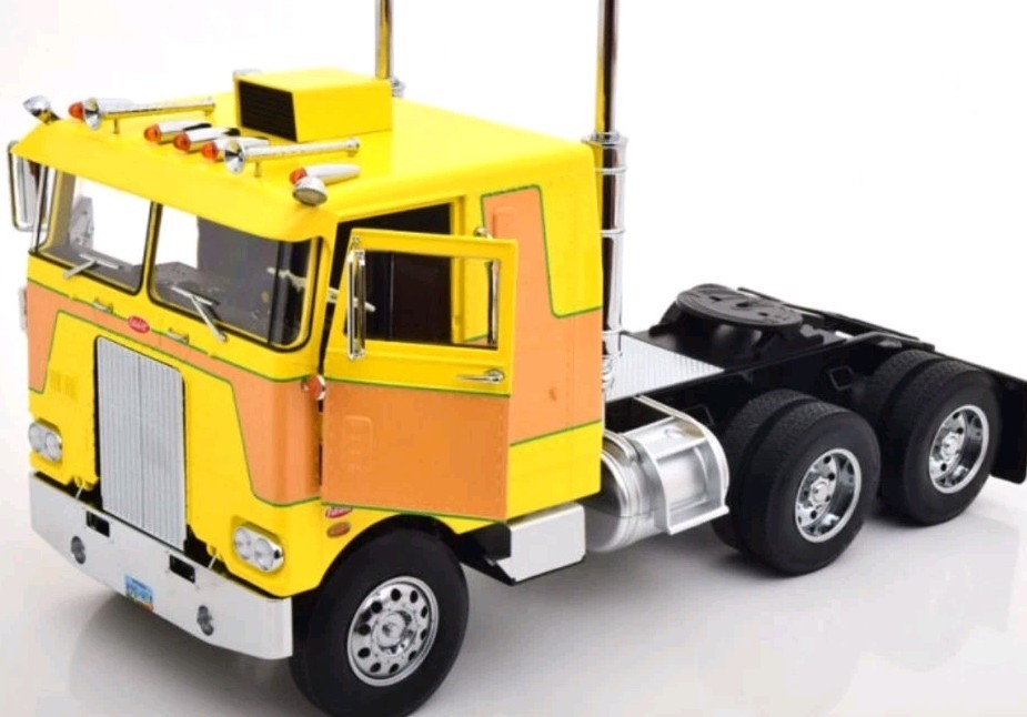 1/18 ROAD KINGS PETERBUILT PACEMAKER  YELLOW/BROWN BRAND NEW IN UNOPENED BOX...