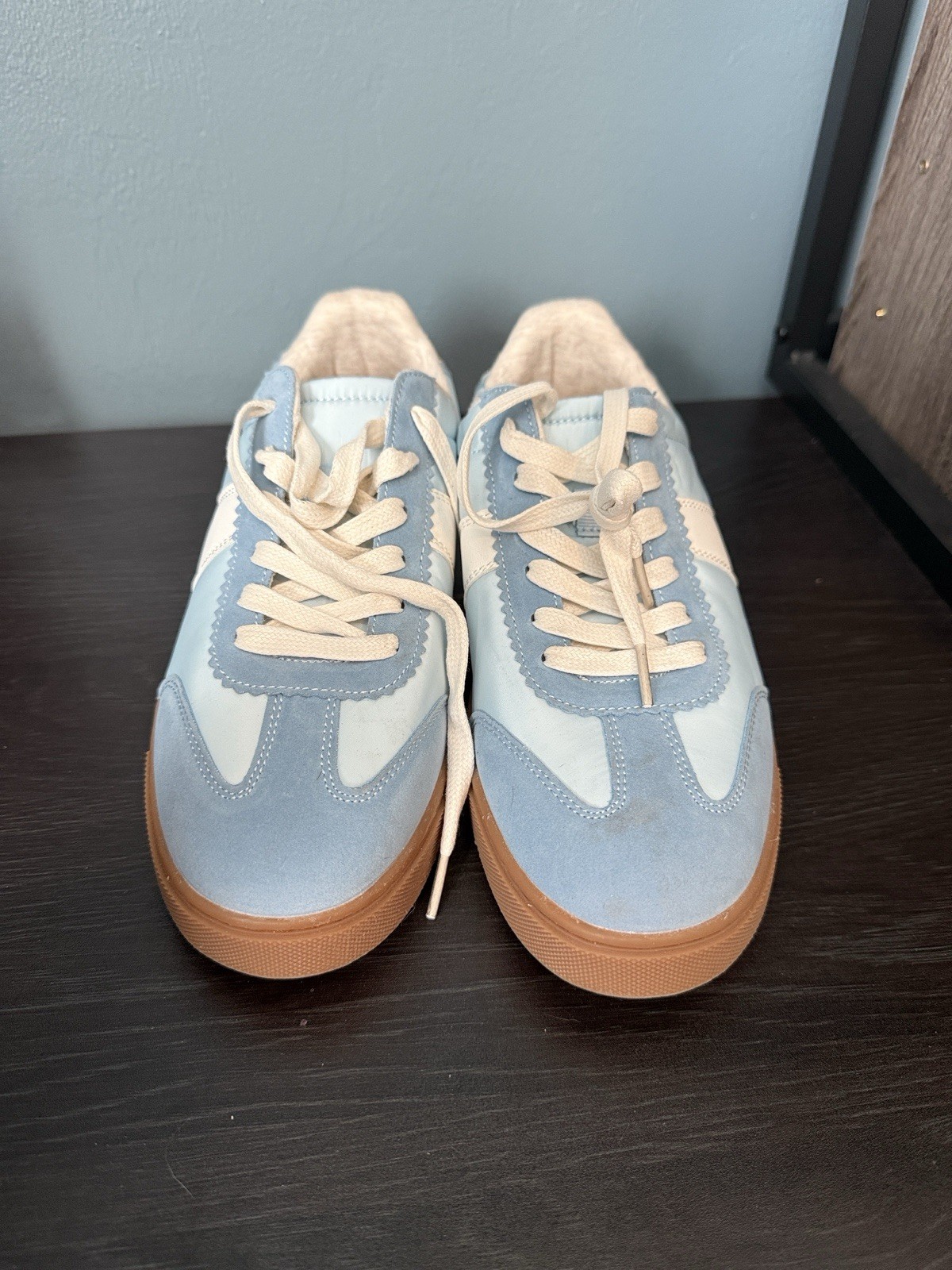 Cushionaire Women’s Size 10 Sneakers