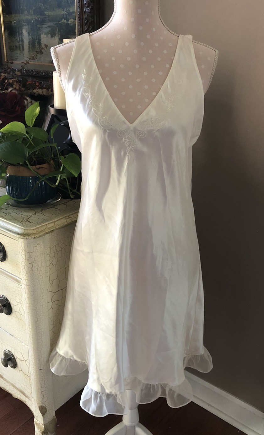 VTG Inner Most SEARS Nightgown Silk Ivory Lace Embroidered Ruffle Women’s Large VTG Inner Most SEARS Nightgown Silk Ivory Lace Embroidered Ruffle Women’s Large
