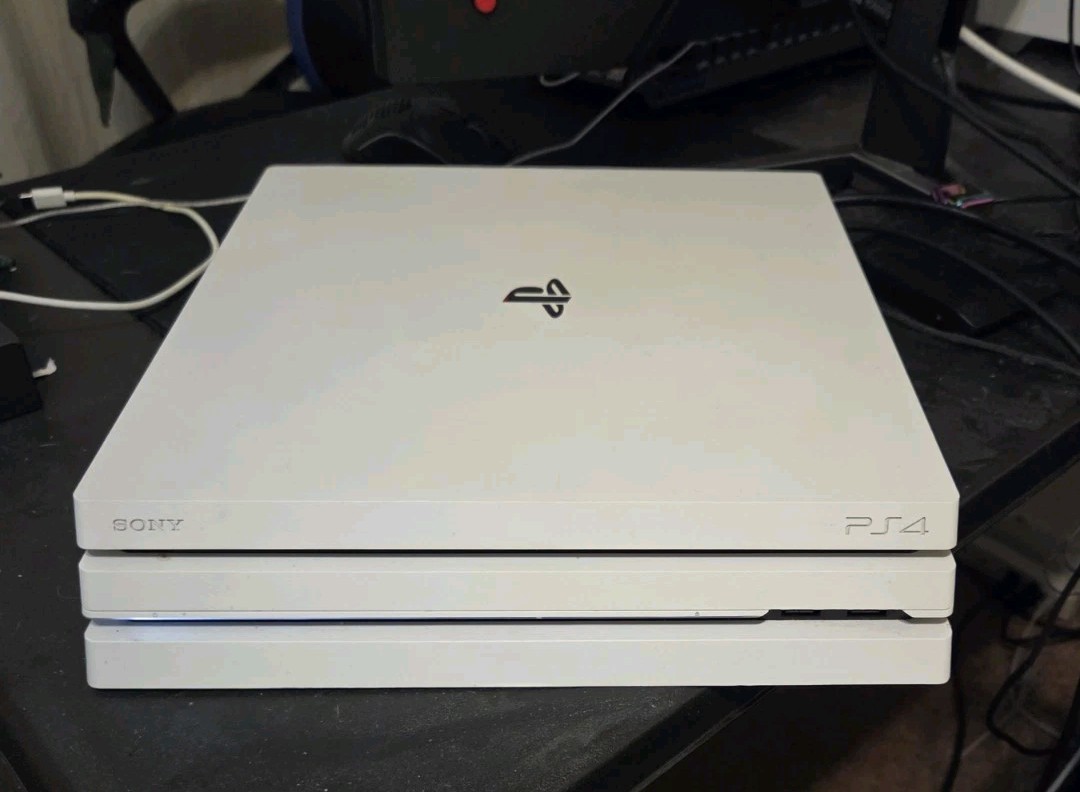 PS4 Pro 1tb w/ 2 Controllers, Games & Box PS4 Pro 1tb w/ 2 Controllers, Games & Box