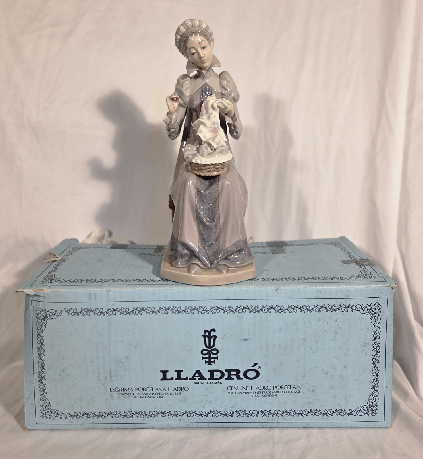 Lladro 5126 Sewing A Trousseau Mint Condition W/ Original Box Retired Lladro 5126 Sewing A Trousseau Mint Condition W/ Original Box Retired