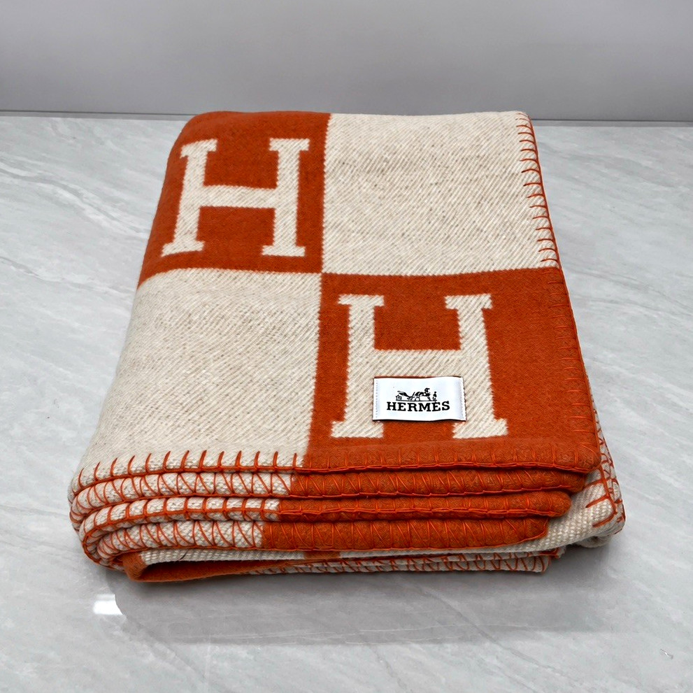 Hermès Avalon H Logo Sofa Throw Blanket Orange/Beige 100% Cashmere Reversible Hermès Avalon H Logo Sofa Throw Blanket Orange/Beige 100% Cashmere Reversible
