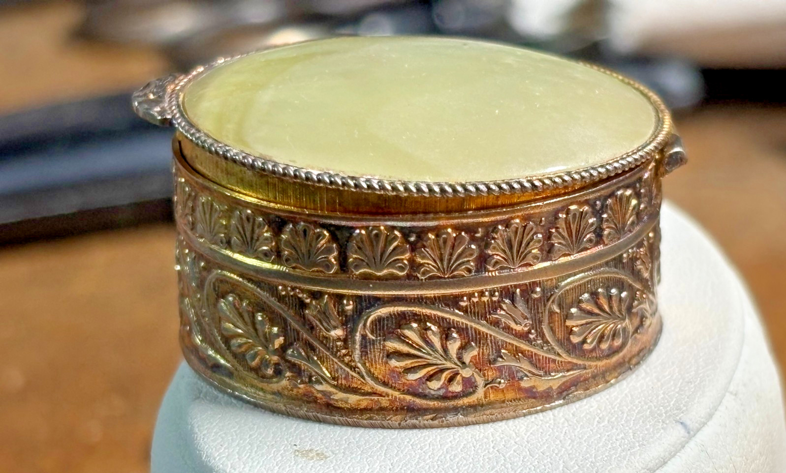 Vintage ITALY Italian Gilt Gold Brass round PILL BOX Green Onyx Agate Lid 1 3/8\