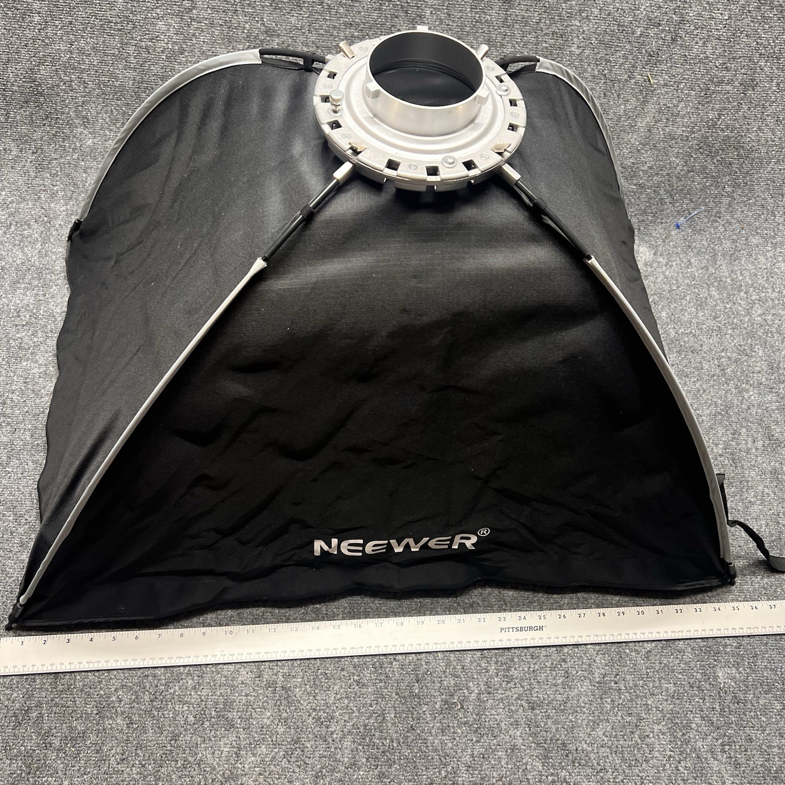 NEEWER 24''x35'' Rectangular Monolight Softbox SF6090-B, Bowens Mount, Diffuser NEEWER 24''x35'' Rectangular Monolight Softbox SF6090-B, Bowens Mount, Diffuser