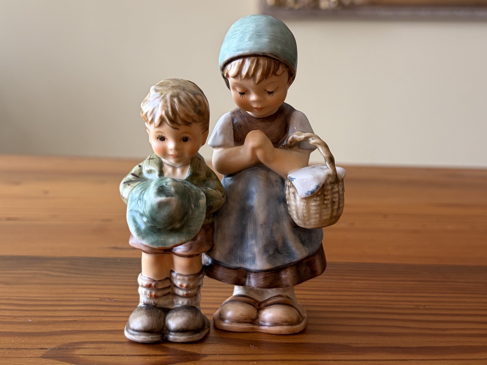 Hummel Goebel Figurine #903 \ Hummel Goebel Figurine #903 \