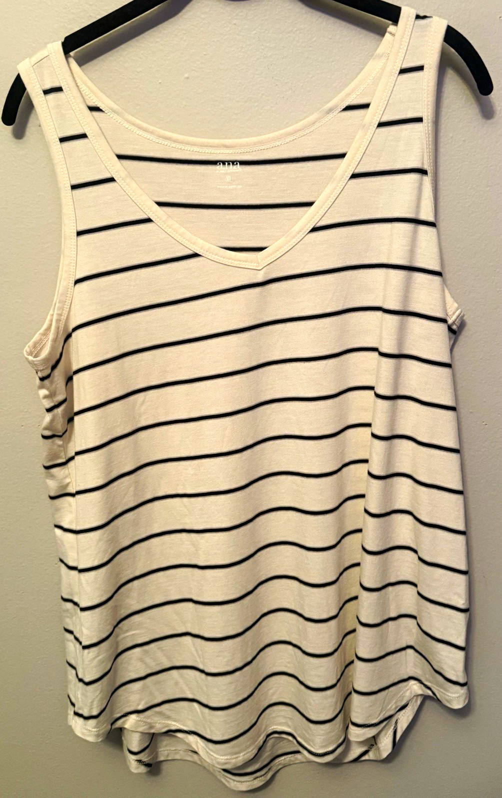 a.n.a Women\'s XL White/Black Striped V-Neck Sleeveless Tank Top