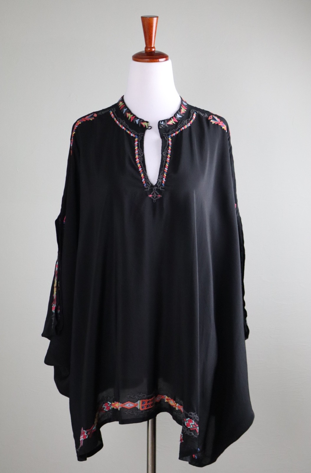 BIYA JOHNNY WAS NWT $270 Sascha Embroidered Poncho Top Size Small / Medium
